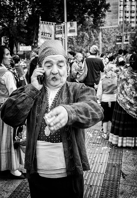 Paseando el dia del Pilar - People - Los Baturros