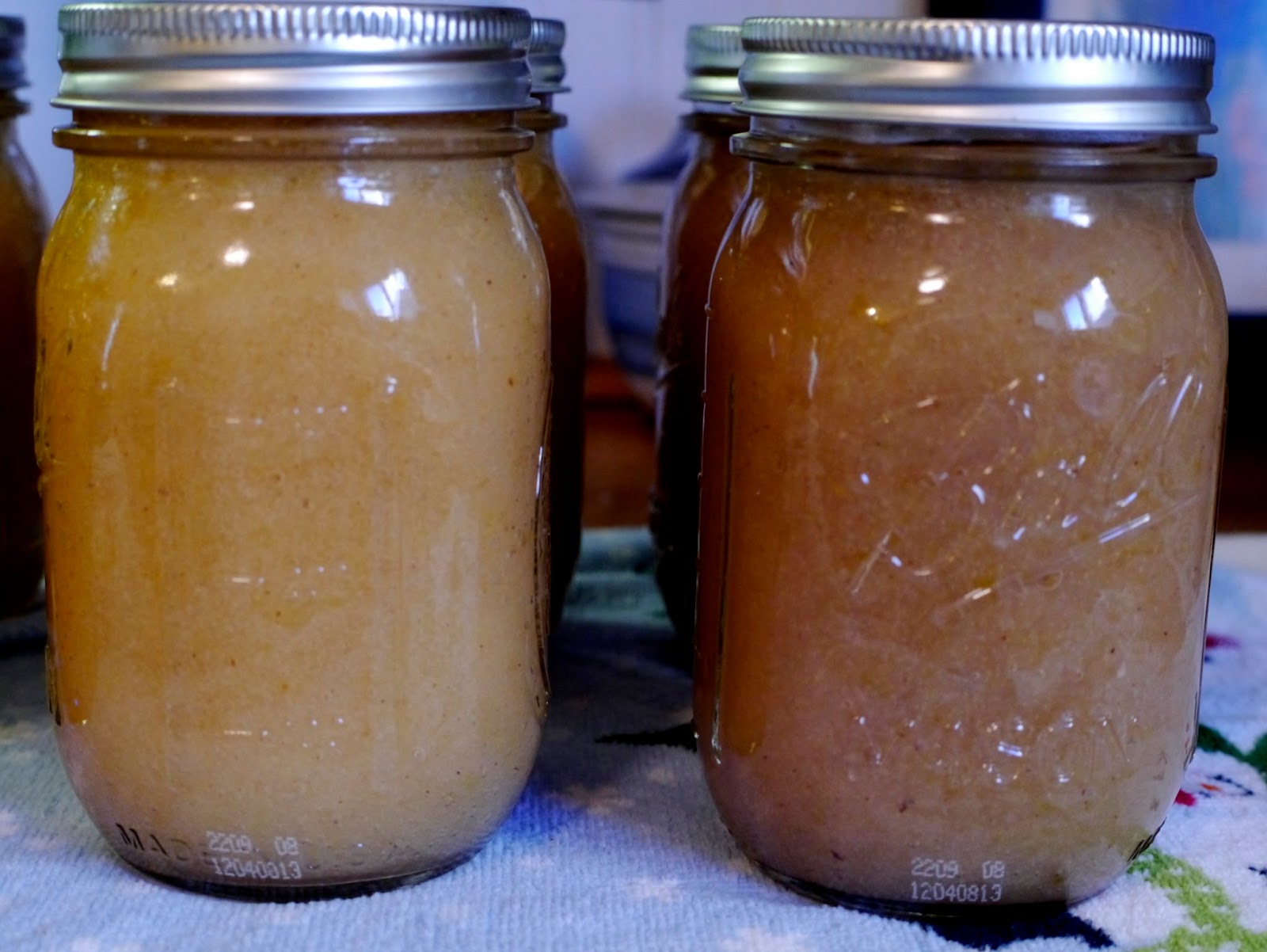 Less Noise, More Green Homemade Applesauce