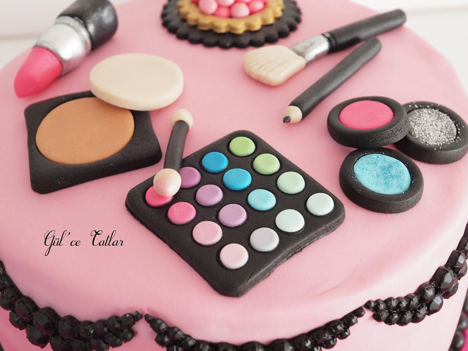 Makyaj Malzemeleri Temalı Doğum Günü Pastası Gül�ce Tatlar