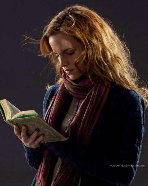 Hogwarts Alumni Hermione Reading