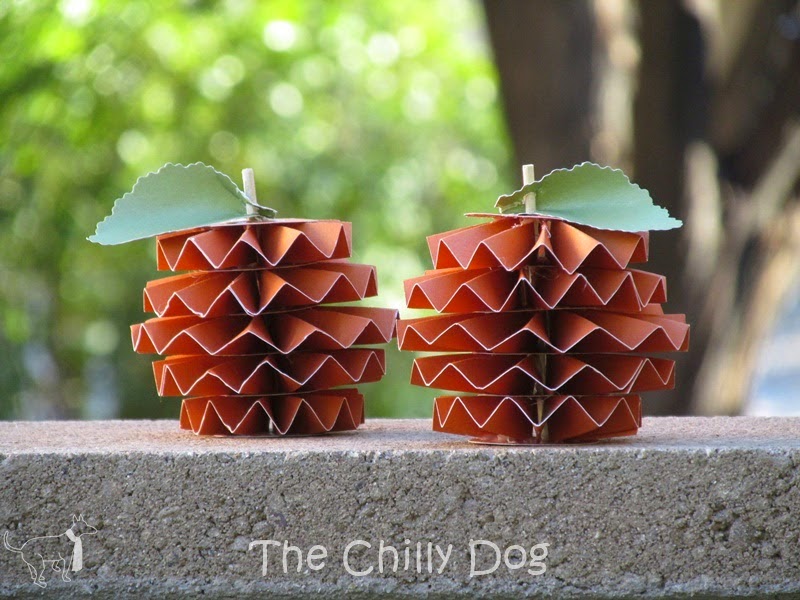 http://www.thechillydog.com/2014/10/tutorial-accordion-fold-paper-pumpkin.html