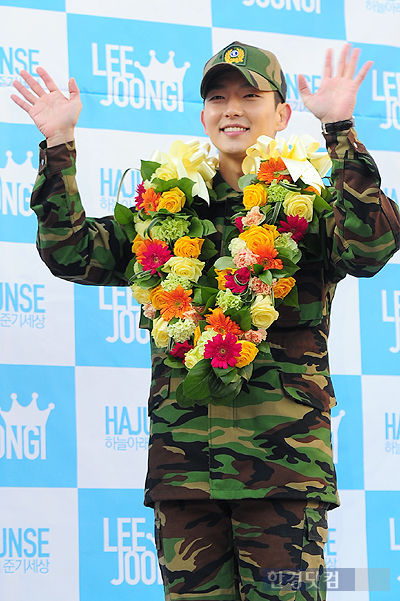 http://2.bp.blogspot.com/--3RMzt8Sb2I/TzyLdDBuKmI/AAAAAAAAOtk/32b-0TvJzeU/s1600/20120216_leejunki_2.jpg