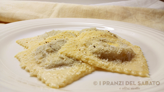 Ravioli di asparagi con salsa all'uovo