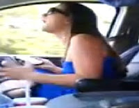 mujer histerica gritando dentro del auto porque no la llevan a pasear en bote