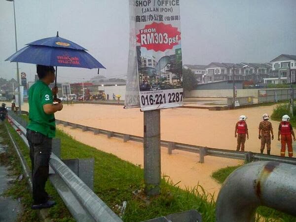 Gambar Banjir Kilat Di Rawang  ERAZ FADLI