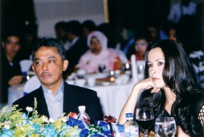 Julia Rais bersama suami Tengku Mahkota Pahang