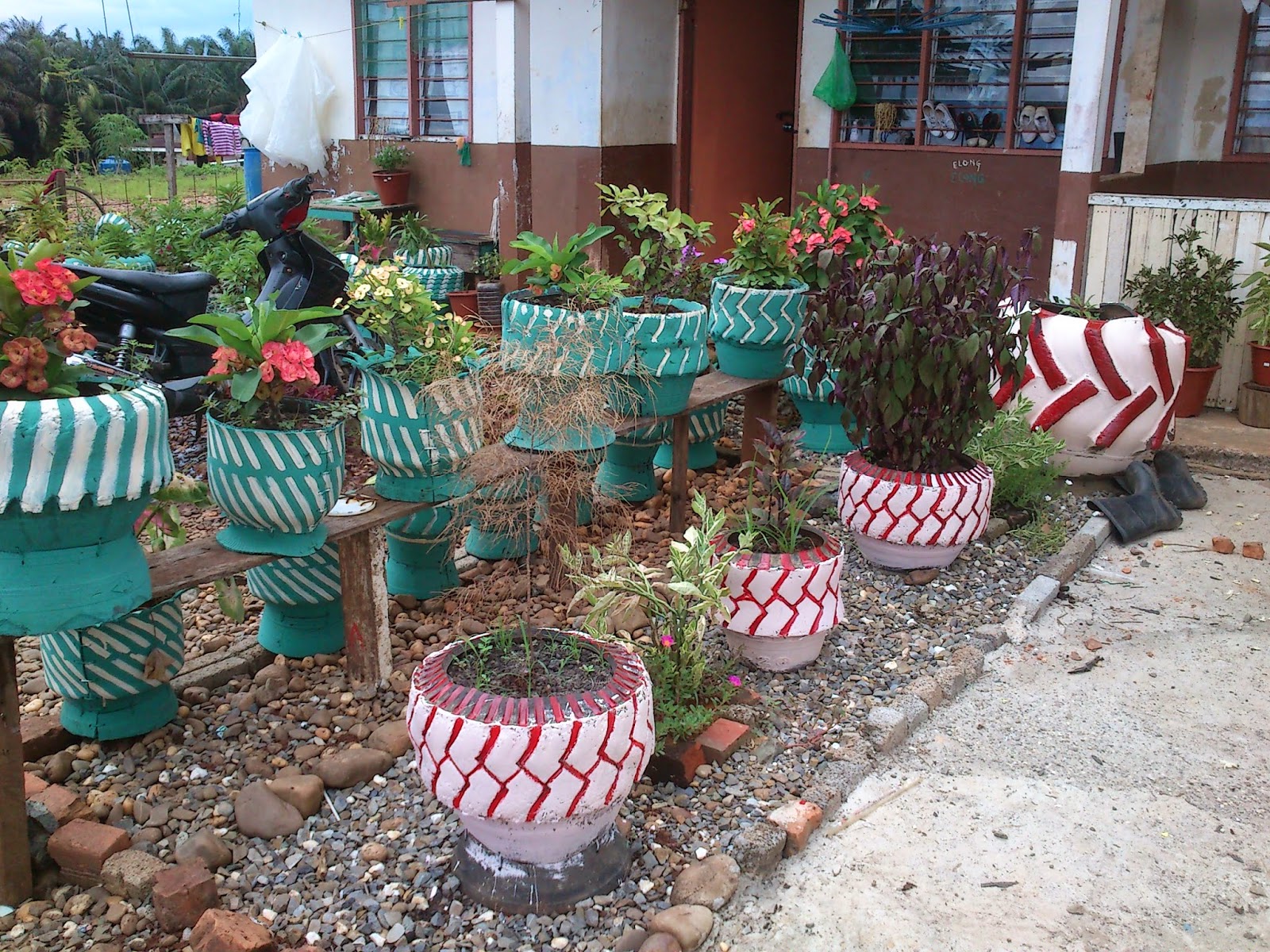 KOMUNITI PEKERJA MALAYSIA: HIASAN PASU BUNGA MENGGUNAKAN TAYAR TERPAKAI