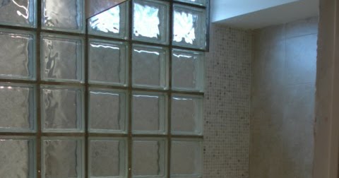 Grupo Redecorate: Baño con separación en ladrillo de vidrio.