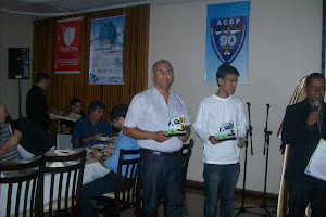 RECEBENDO O PRÊMIO NA FESTA DA ACDP