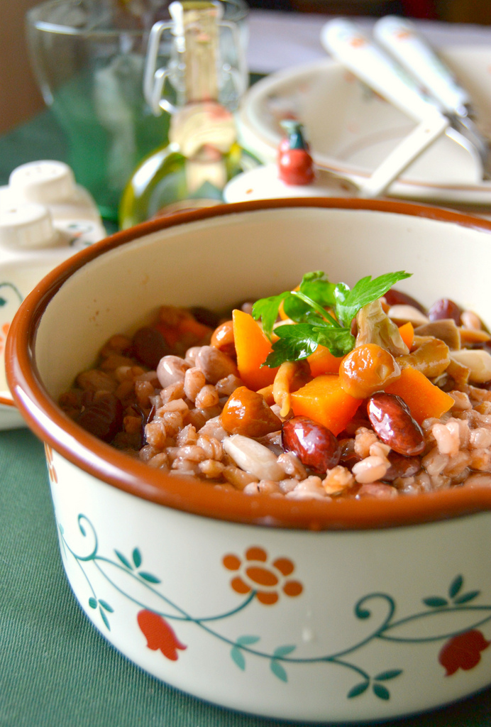 Zuppa di fagioli e farro con zucca, funghi porcini e olio tartufato da