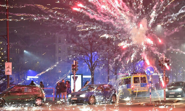 Λαθρομετανάστες στην Σουηδία μετέτρεψαν την Πρωτοχρονιά σε πεδίο μάχης - Φώναζαν «τζιχάντ» και κατέστρεφαν αυτοκίνητα! (Εικόνες-Βίντεο) Λαθρομετανάστες στην Σουηδία μετέτρεψαν την Πρωτοχρονιά σε πεδίο μάχης - Φώναζαν «τζιχάντ» και κατέστρεφαν αυτοκίνητα! (Εικόνες-Βίντεο)