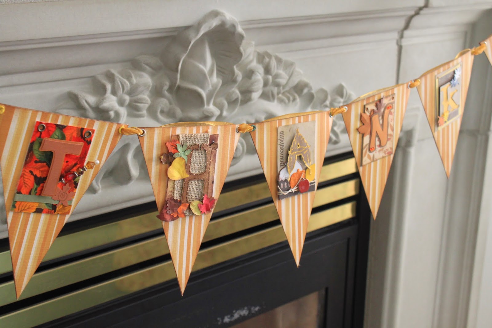 Chattering Robins Be Thankful Fireplace Bunting Banner