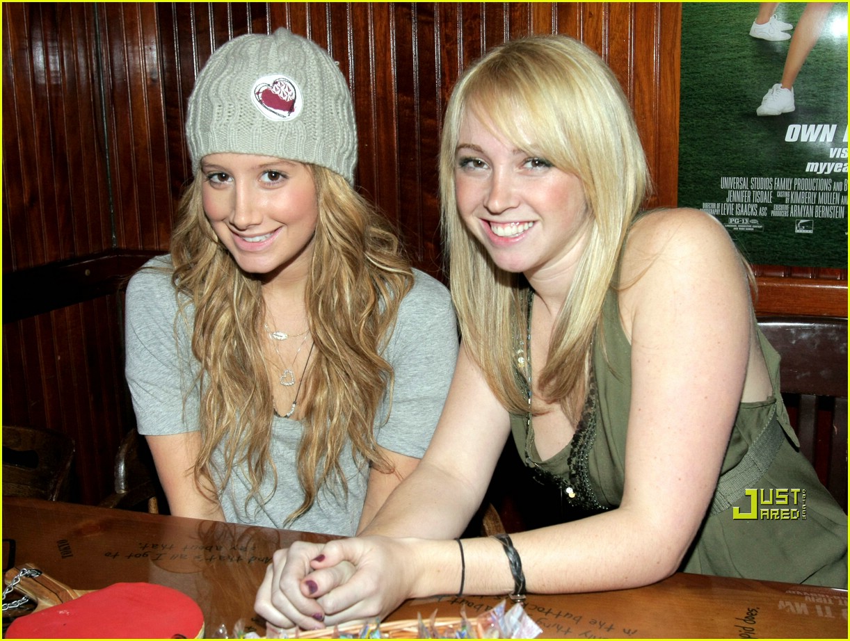 http://2.bp.blogspot.com/--HLT0o1VeoY/UBa--xzaLbI/AAAAAAAAAMY/fyOqkYDgLjo/s1600/ashley-tisdale-sister-05.jpg