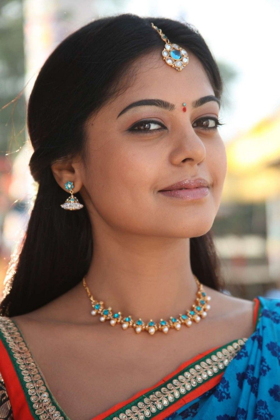 Bindu Madhavi in Saree Bindu Madhavi in Saree