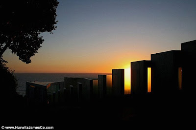 (America)  - Mansion made of glass in San Diego