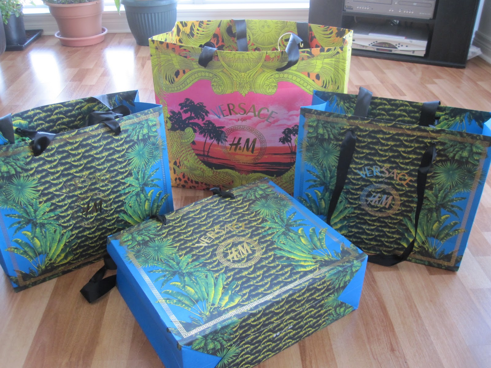 Versace Branded shopping bags, Luxury wraps, Gift bags & wrap