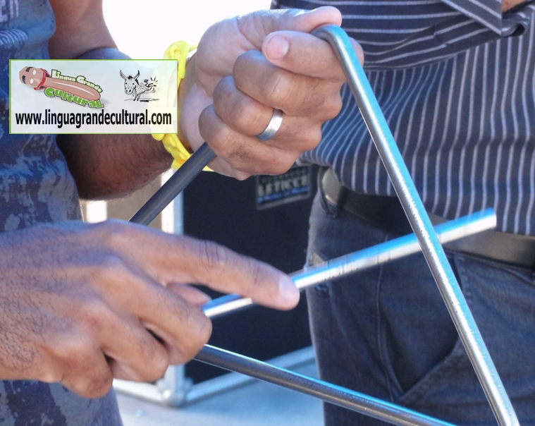 Lingua Grande Cultural: Triângulo (instrumento musical)