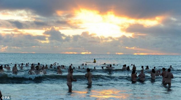 Ratusan Orang Telanjang Di Pantai Untuk Amal [ www.BlogApaAja.com ]