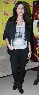 Wild child Anushka Sharma keeps it simple yet stylish. We love the girly touch of the matte coloured lips.