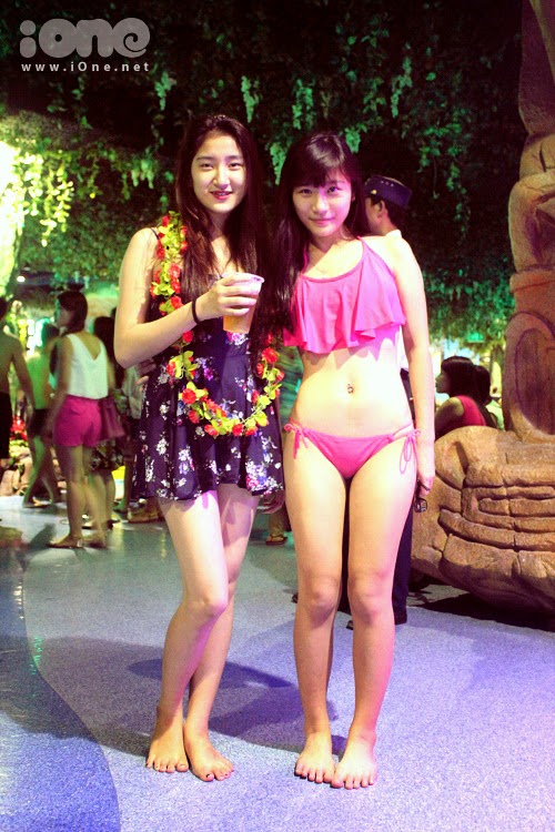 Girl Hà thành so độ nóng bỏng tại đại tiệc bikini