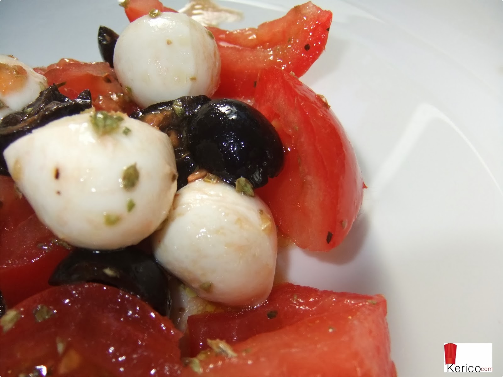 Ensalada De Tomate, Mozzarella Y Aceitunas Negras

