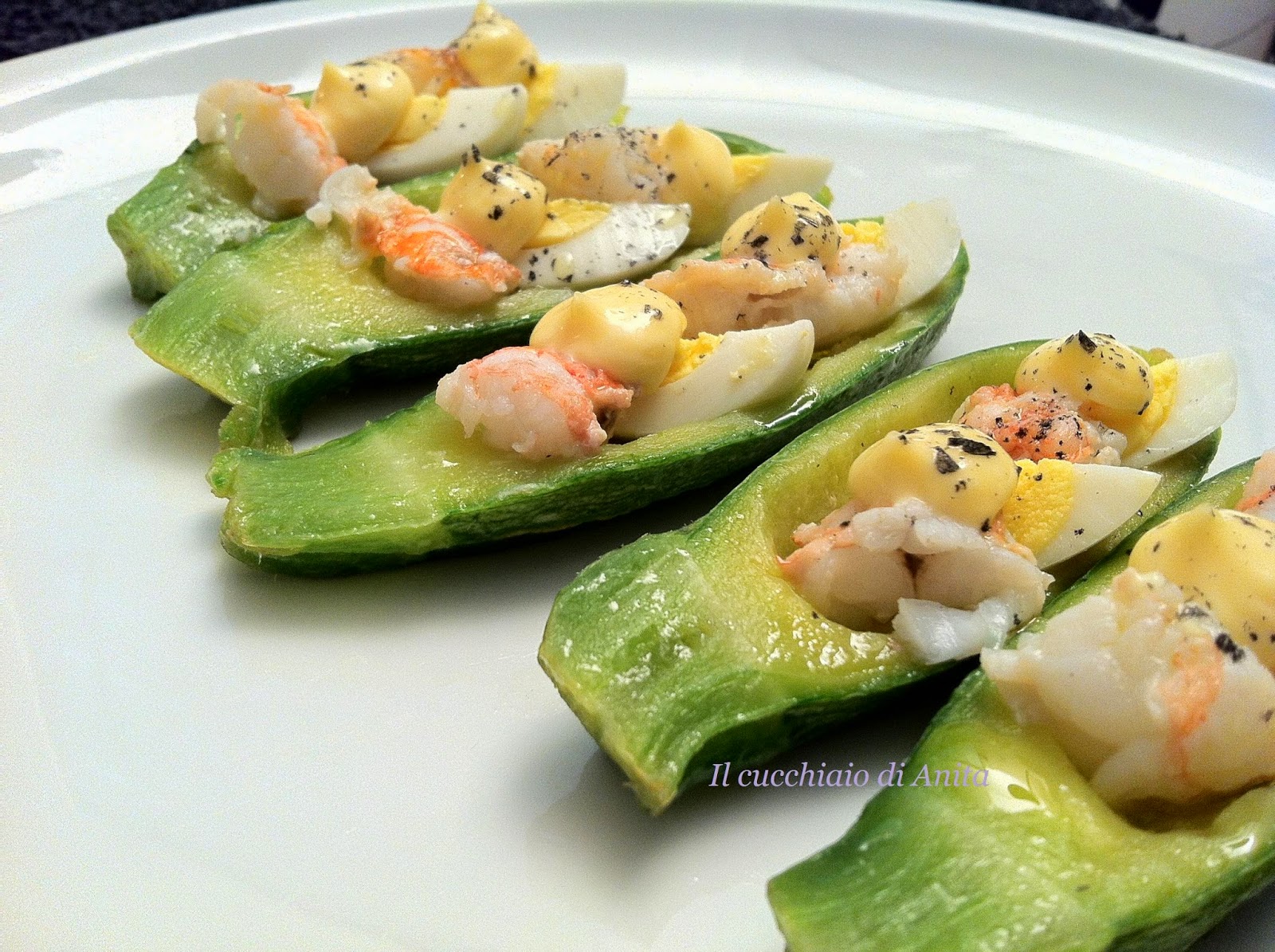 Barchette di Zucchine Bolognesi con Scampi e Uova di Quaglia