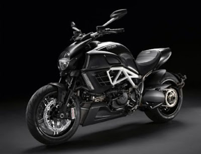 MOTOCICLETA DEPORTIVA DUCATI DIAVEL AMG REAR ANGEL