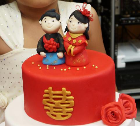 Mom and I made her a set of Chinese themed wedding cake and cupcakes in red
