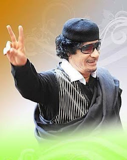 Gadafi no ha sido ni herido ni capturado. El Líder de la Jamahiriya es un Titán, un León, un Brujo en el Desierto que goza de una invencible firmeza para vencer al enemigo colonialista su viva mano de acero aplasta a las hordas terroristas de la OTAN / ON Gadafi+vencedor
