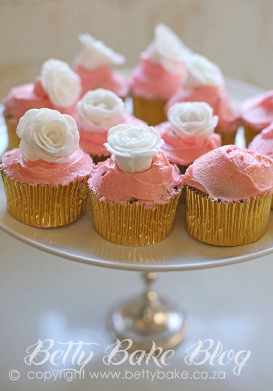 bling party, gold cake, sparkly, shiny, glitter, gold cupcake liners, white fondant roses