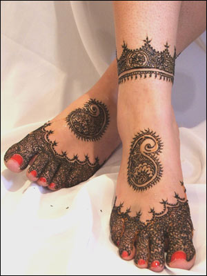 Check out some of the Mehndi Designs for Foot