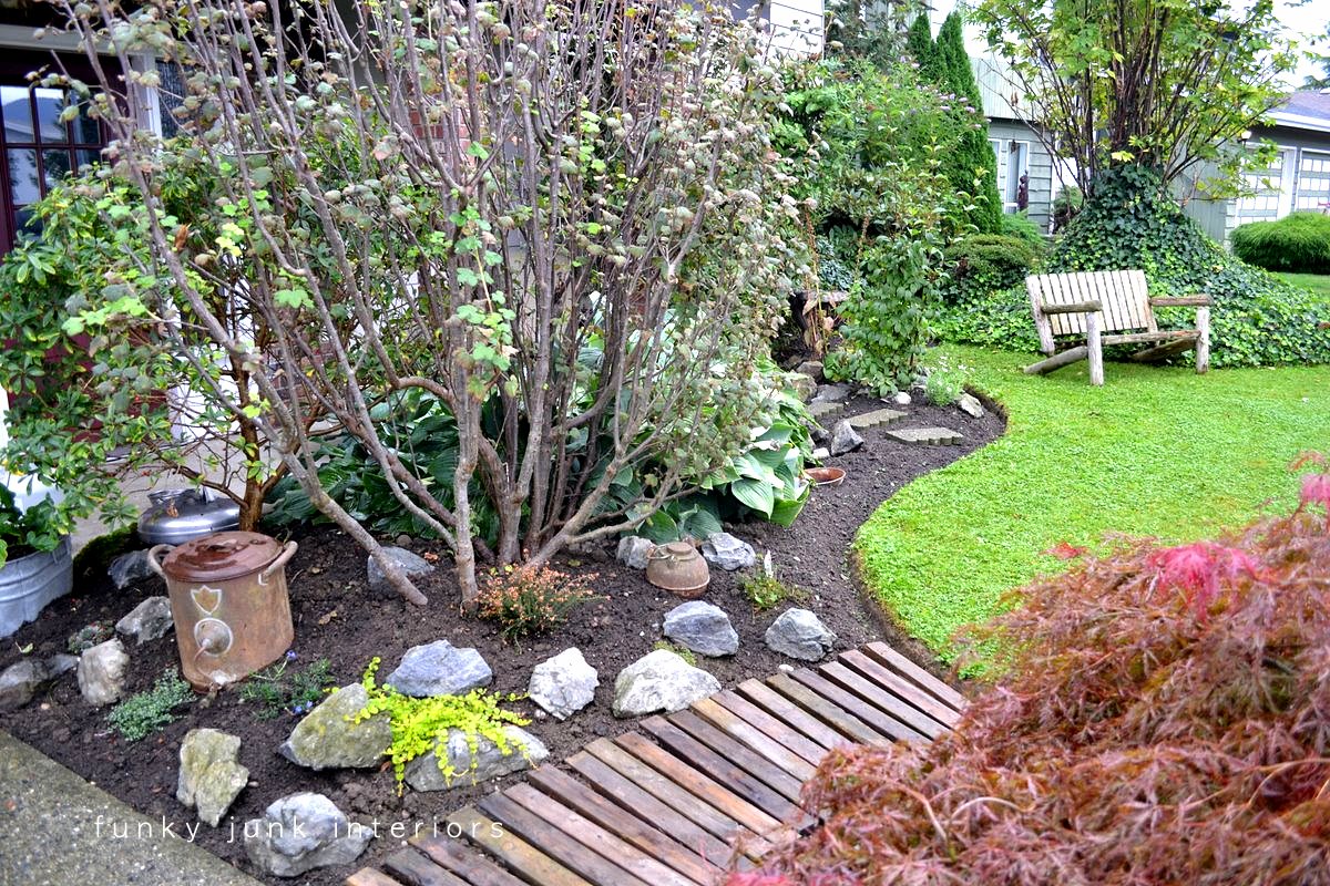 Make this easy and beautiful pallet wood garden walkway! For free!Funky