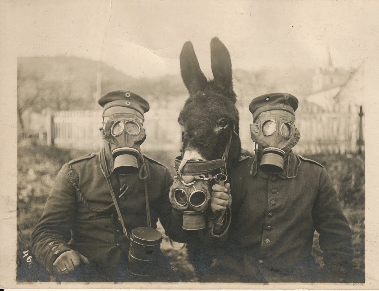 Two+German+soldiers+and+their+mule+wearing+gas+masks,+1916.jpg