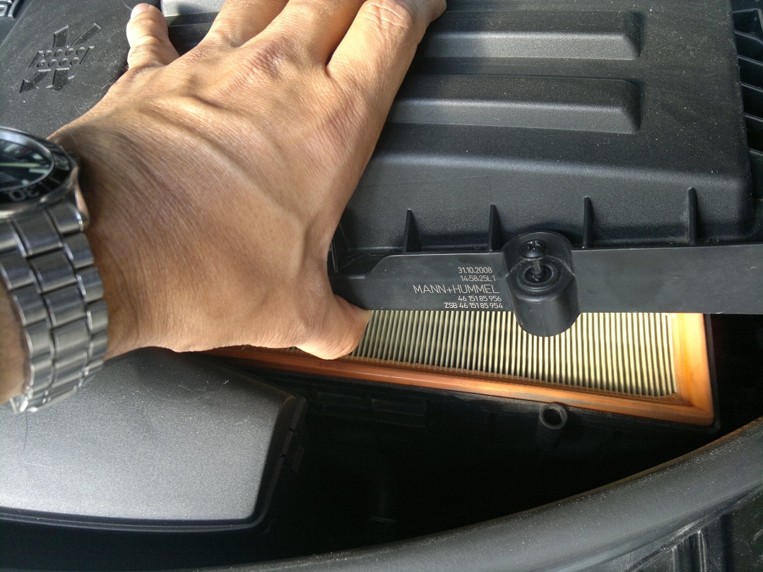 John Koshy How I replaced the engine air filter in the Audi A3