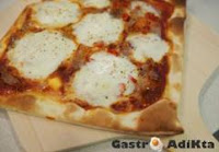 Pizza de panceta ahumada, mozzarella, guindilla fresca y tomate