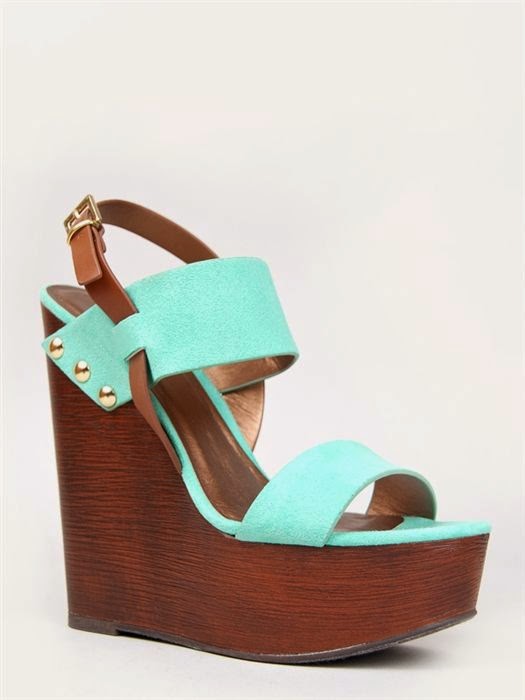 Los zapatos de la izquierda tienen una suela imitación madera y la punta está parada, lo cual los hace mucho más cómodos que los de la derecha.
