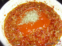Añadiendo el tomate frito y el orégano