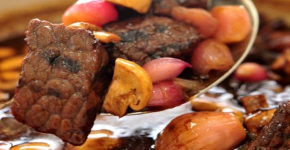 الطريقه يوضع اللحم في وعاء عميق كبير الطريقه يوضع اللحم في وعاء عميق كبير