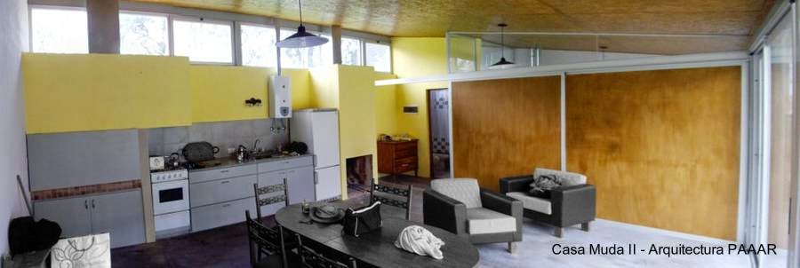 Tanto el amplio ambiente interior como la galería del patio y el aspecto del perímetro pueden ser modificados con facilidad y economía Vista del interior de la casa económica de chapas metálicas en Mar del Platas