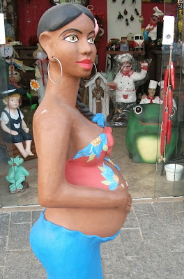 BONECA DE BARRO COM 1,27 M DE LADO MOSTRANDO A BARRIGA DE GRÁVIDA