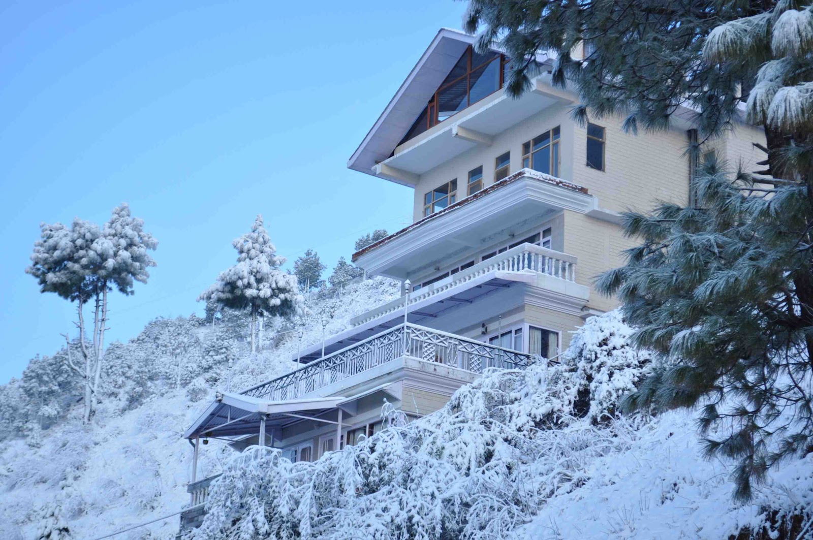 http://2.bp.blogspot.com/--cOOnEkhO18/T0HkYJ0r9cI/AAAAAAAAI-s/K0lP2xQbIuU/s1600/Shimla%20Photos.jpg