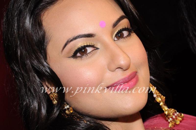 Sonakshi Sinha Beautiful Bridal Saree @ WLIFW 2012