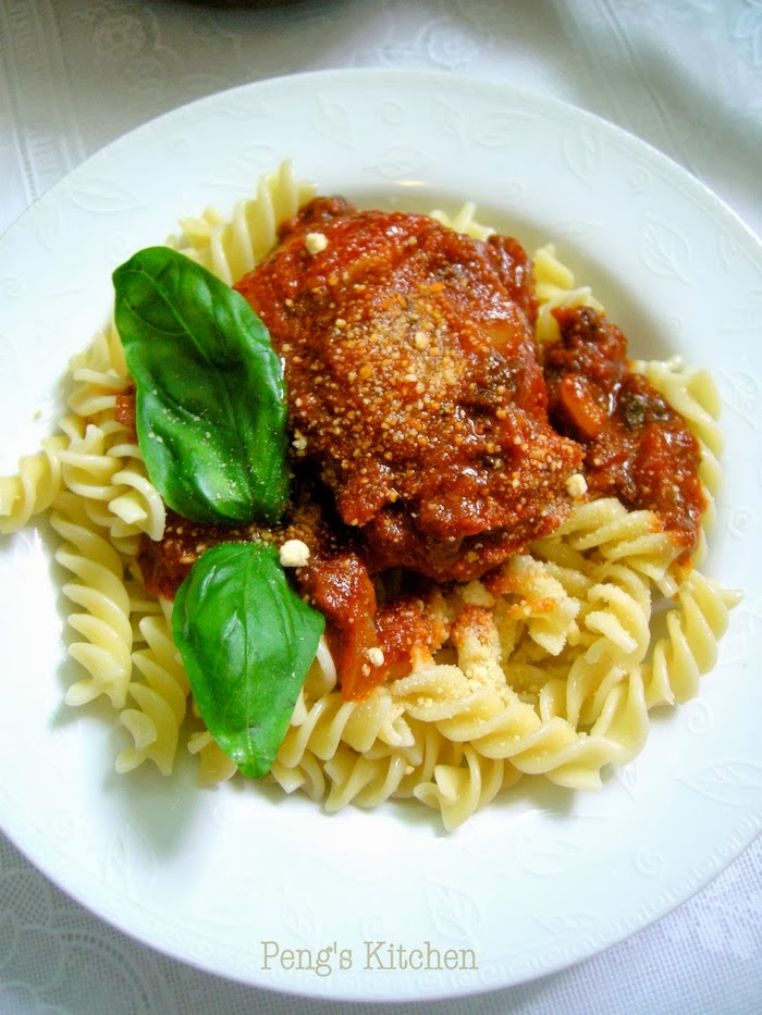 Peng's Kitchen Fusilli with Chicken Thigh in Marinara Sauce