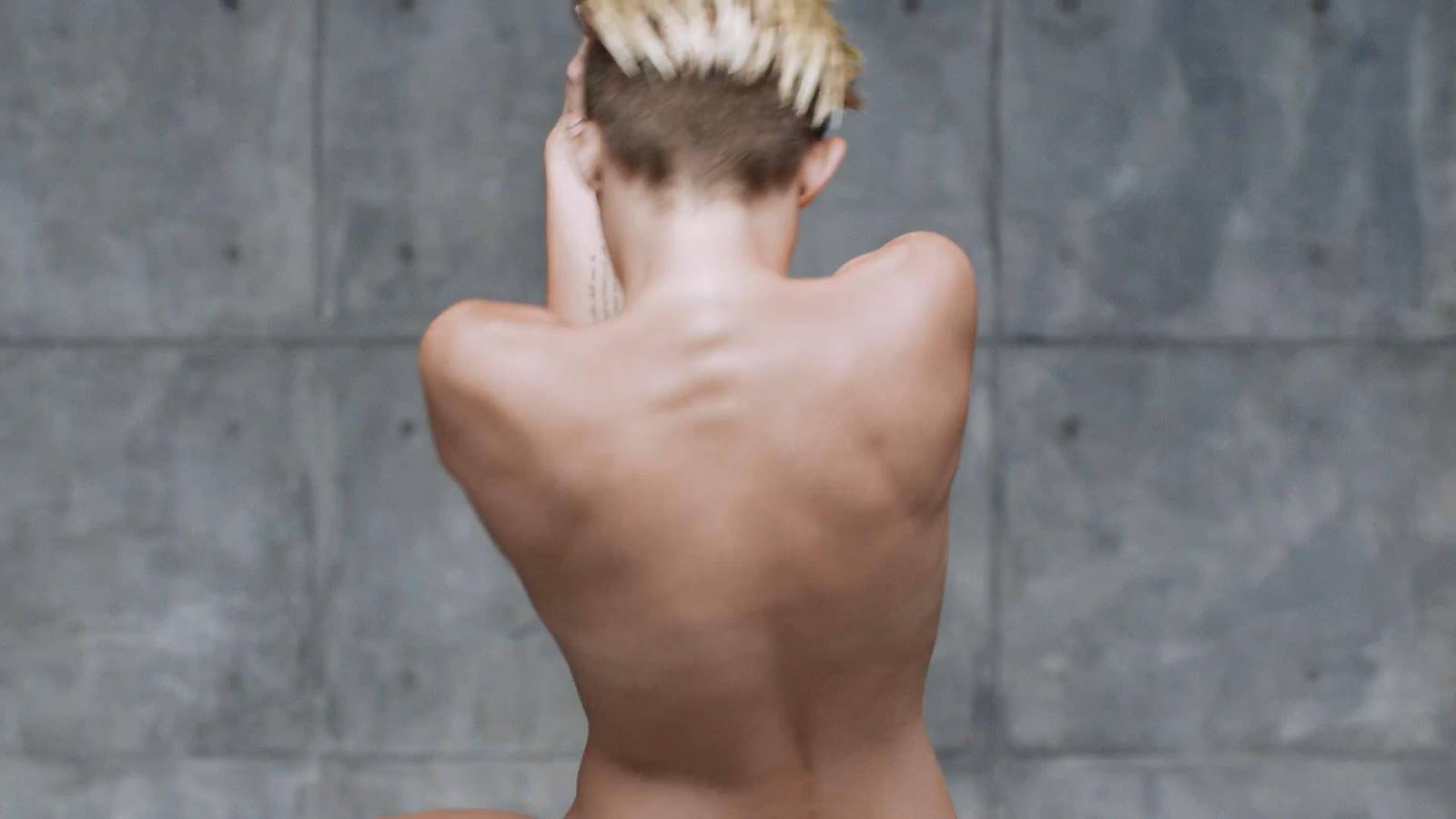 Mylie cyrus completely nude