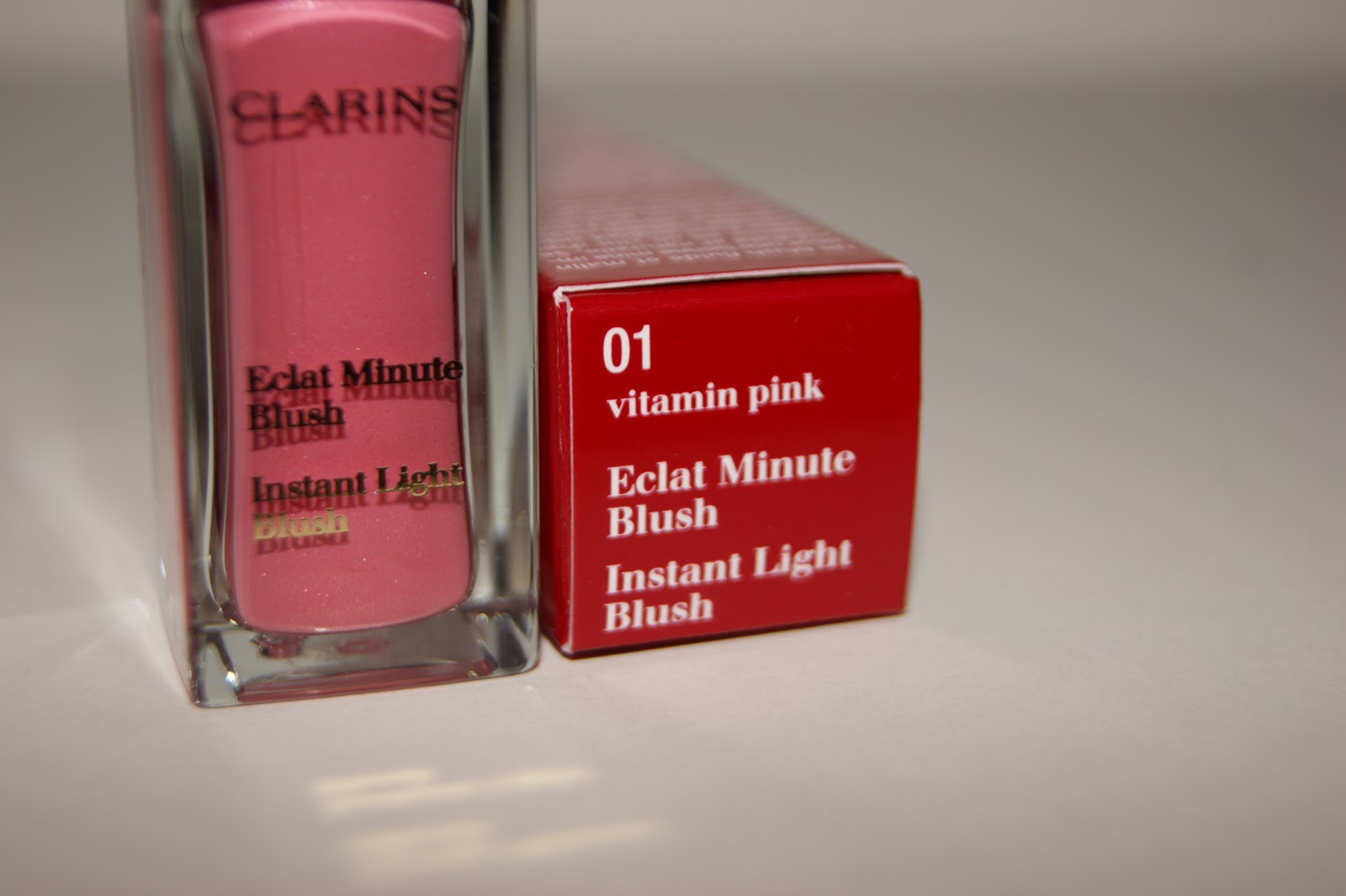 http://2.bp.blogspot.com/--nU7uhLSSuA/Tyndtqv9MjI/AAAAAAAAKQE/NZen8arSZoI/s1600/Clarins+Instant+Light+Blush+in+Vitamin+Pink+003.jpg