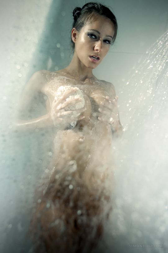 Melisa fotografia Simon Bolz tomando banho pelada nua sabão corpo peitos bunda buceta mulher morena modelo