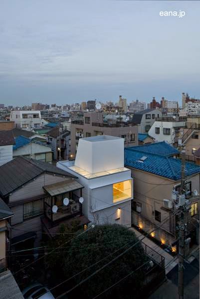 Una vista a vuelo de pájaro al anochecer Casa urbana contemporánea japonesa estilo Minimalista