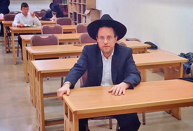 Los vecinos sefardíes de la Calle Shimon Agassi, junto a la sinagoga Los vecinos sefardíes de la Calle Shimon Agassi, junto a la sinagoga