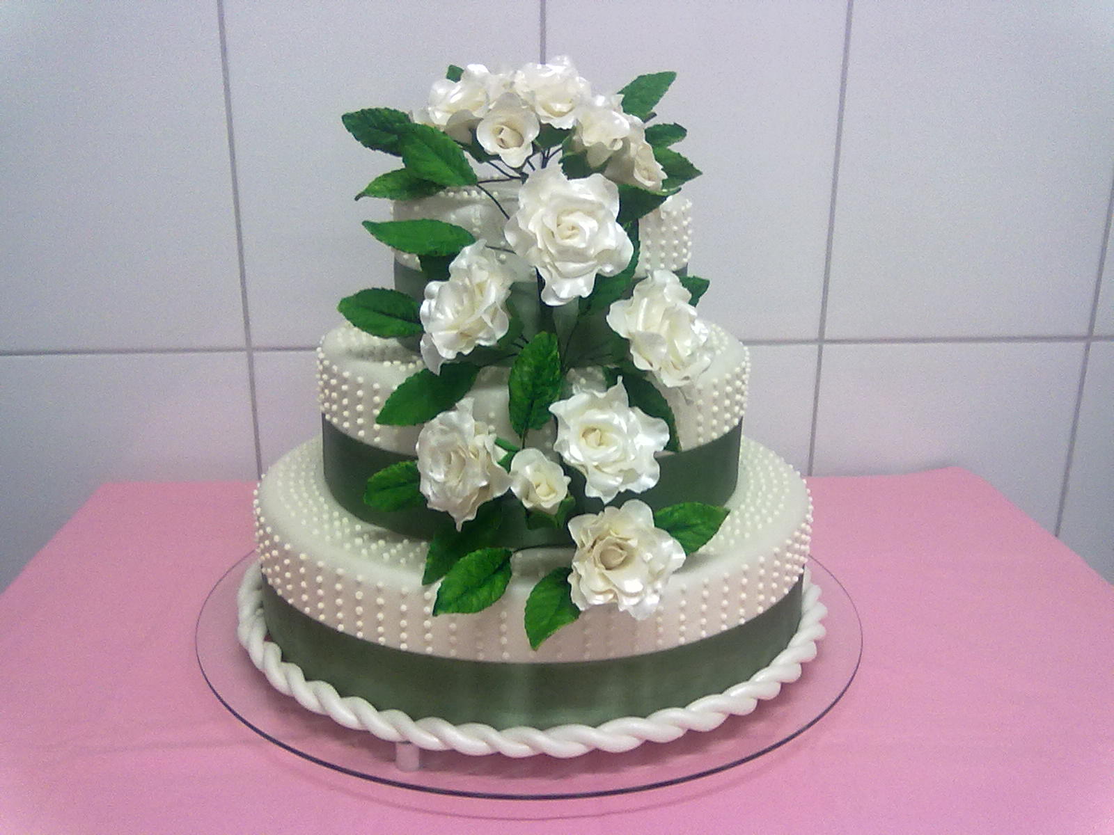 Lumi Bolos, doces e salgados Bolo de Casamento em pasta americana