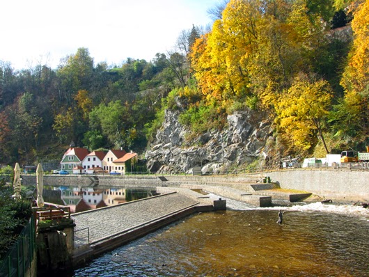 The leaves just are turning yellow, and an angler is in the Moldau.